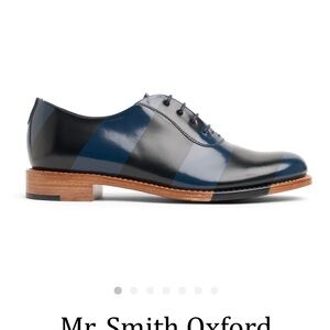 Elegant Black and Blue Flats with Sleek Design